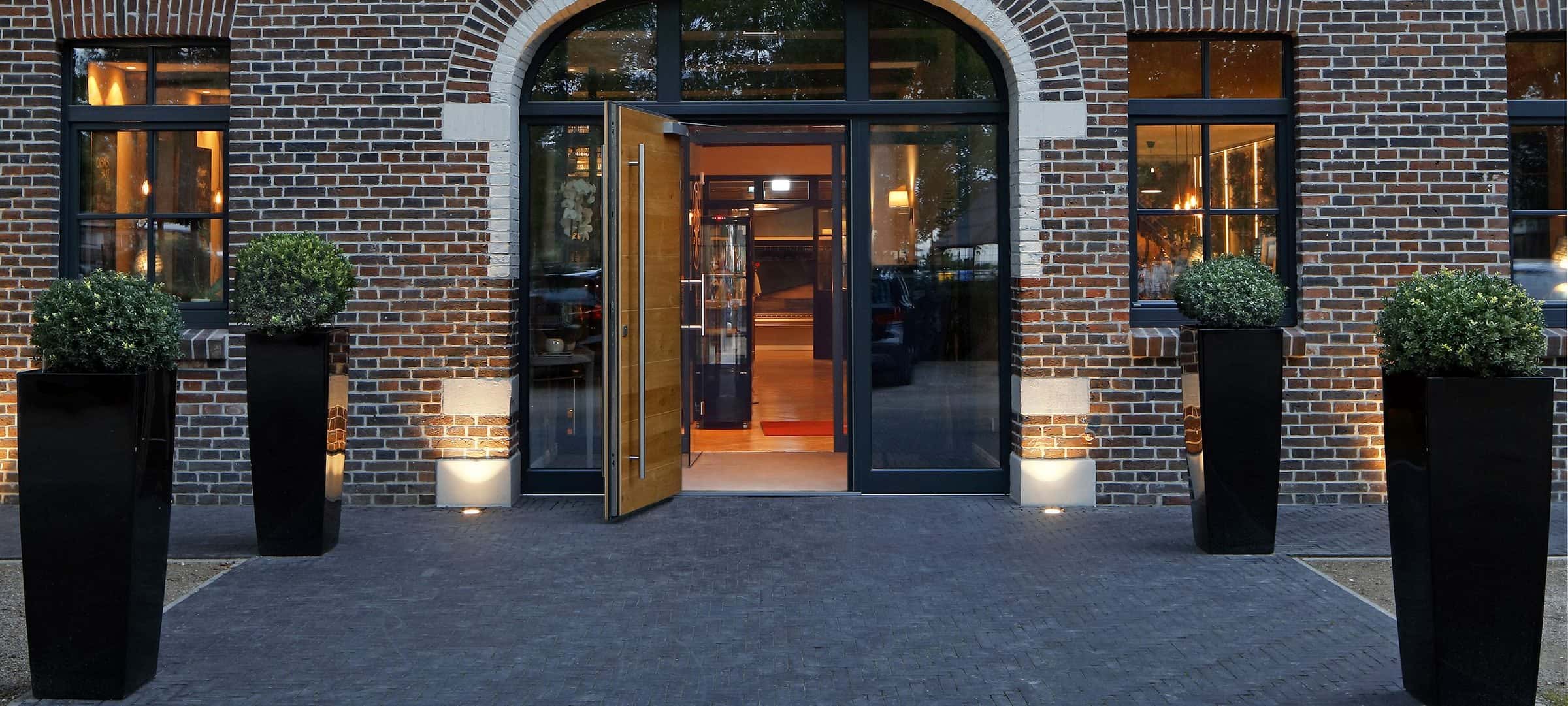 Beleuchteter Eingang des Patentkrug in Oldenburg am Abend