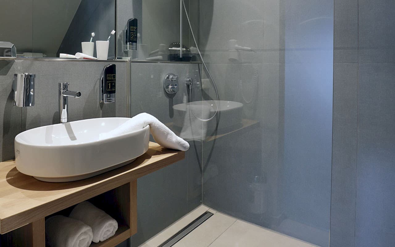 Hotelbad im Patentkrug mit Waschtisch und Dusche