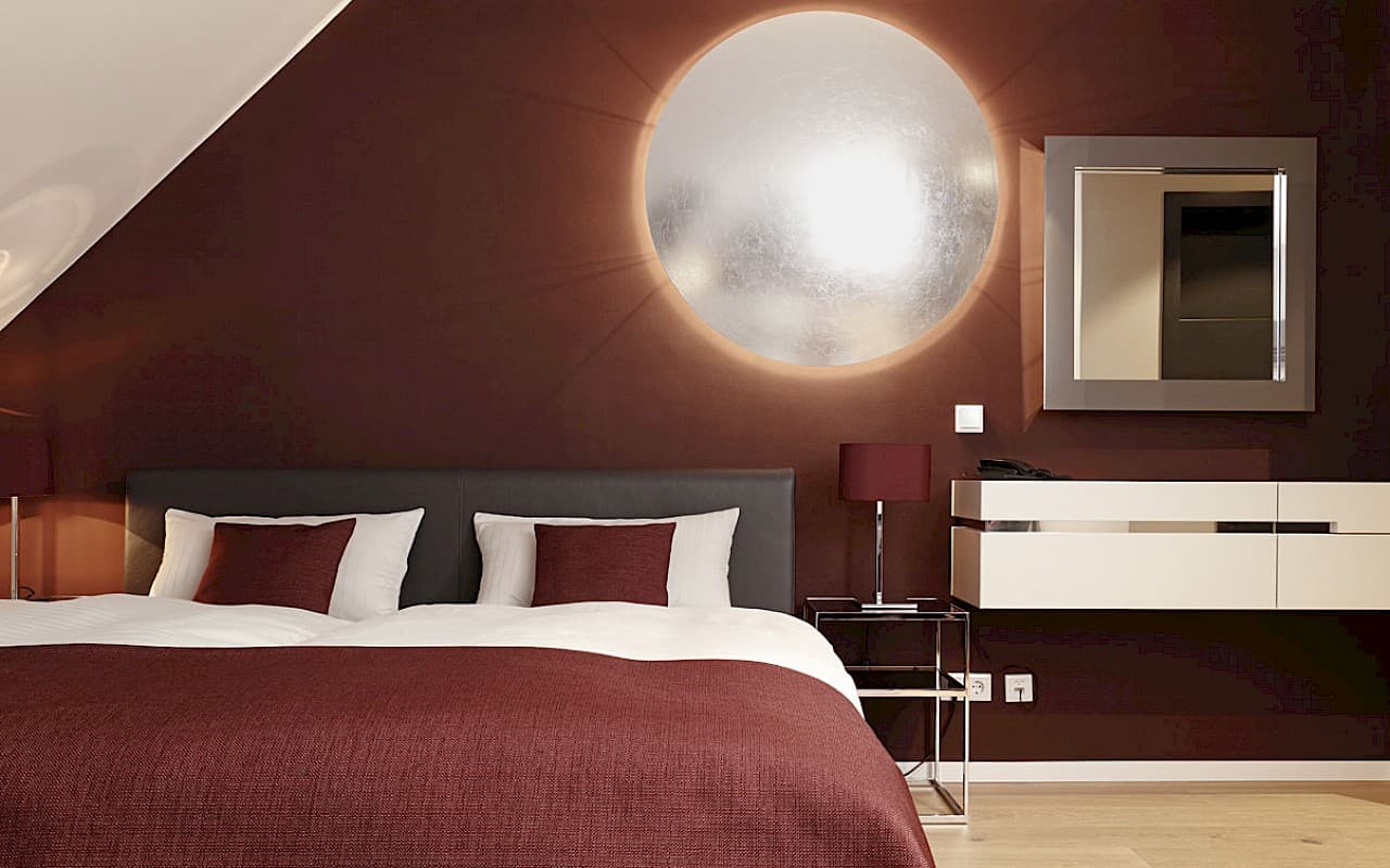 Doppelzimmer im Hotel Patentkrug mit warmem Licht und Ringleuchte