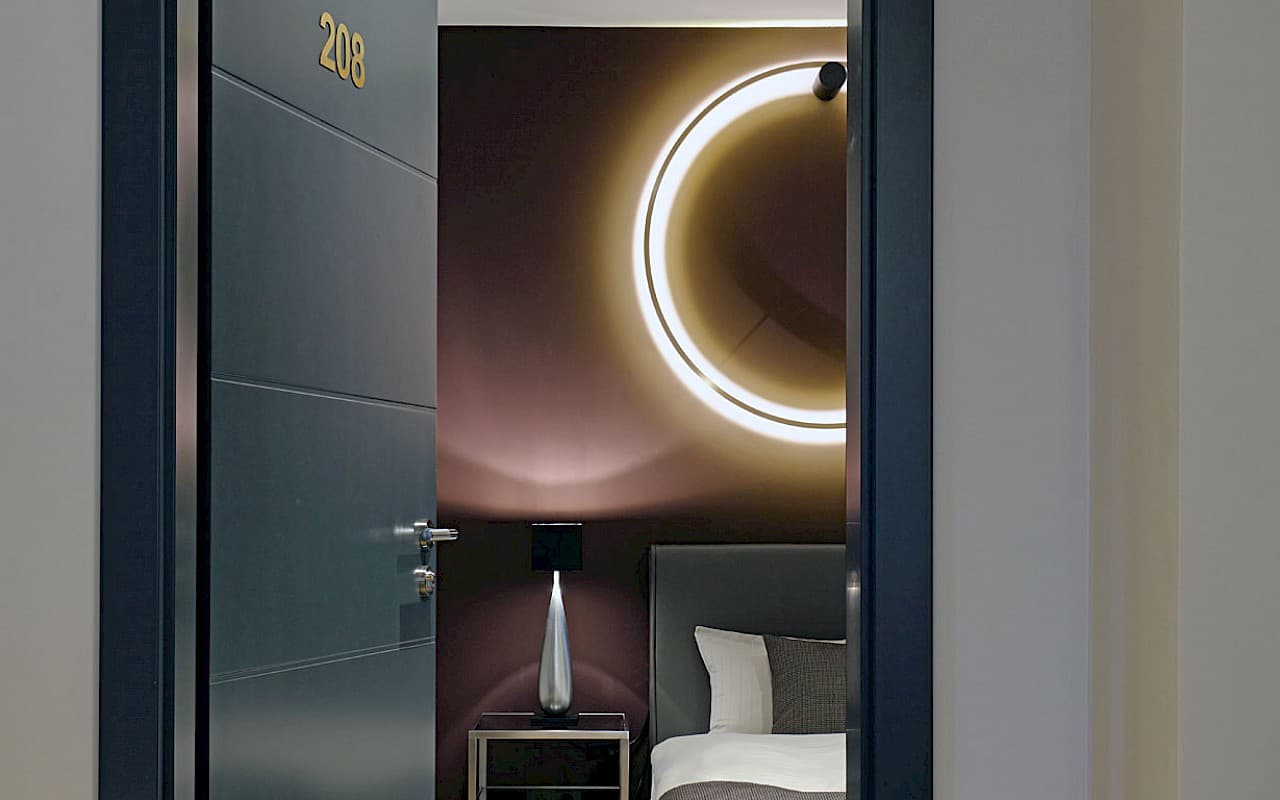 Geöffnete Zimmertür mit Blick in ein Hotelzimmer im Patentkrug