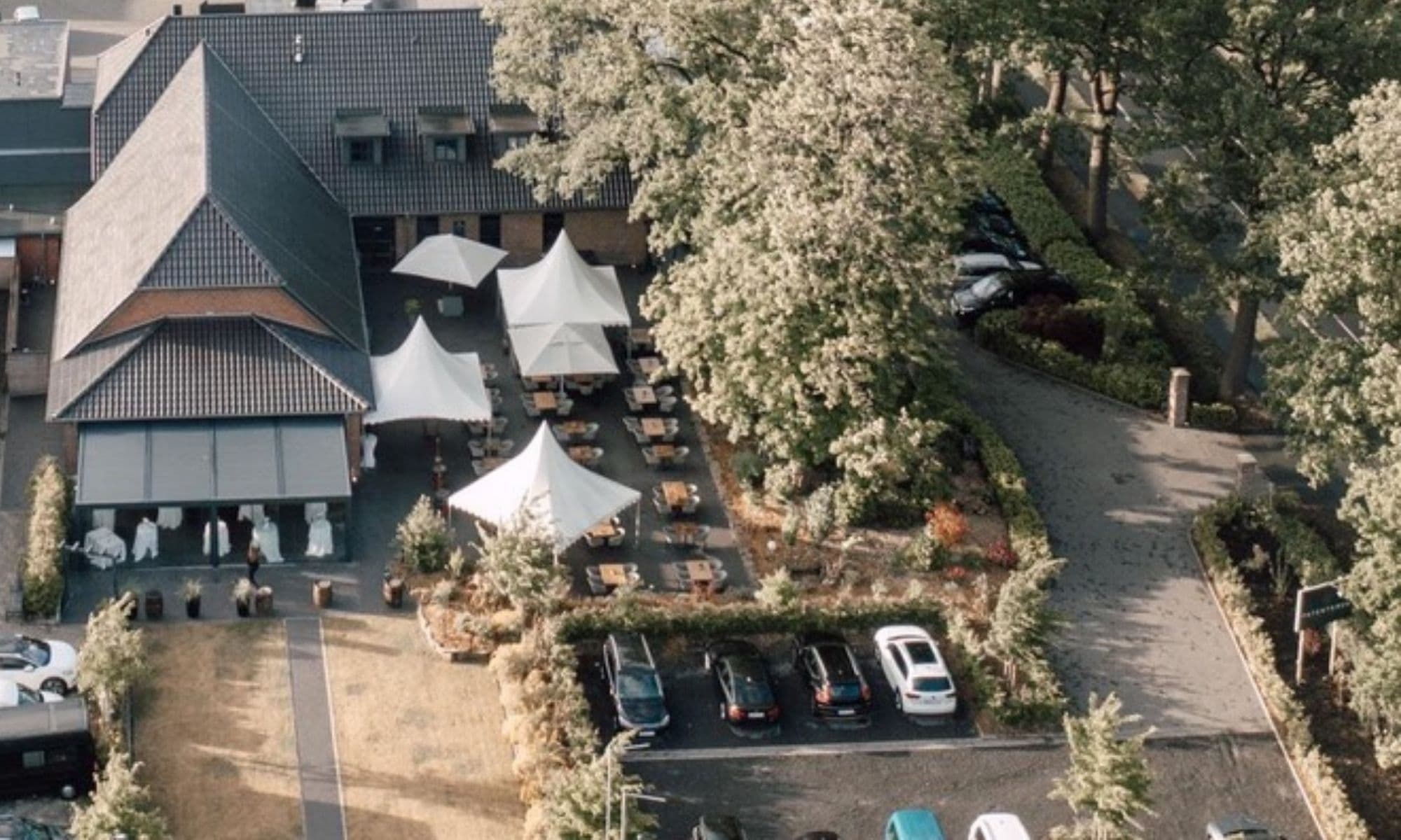 Luftaufnahme des Patentkrug mit Terrasse, Zelten und Parkplatz